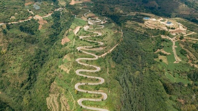 山肌に横たわる巨竜のよう 雲南省の山道「68ヘアピンカーブ」