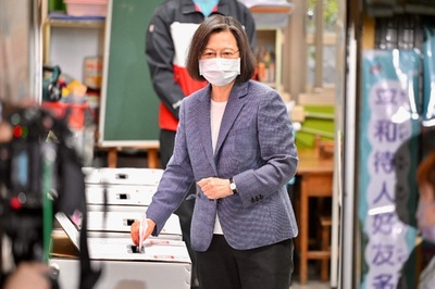 台湾の蔡英文総統、党主席辞任 統一地方選で与党敗北