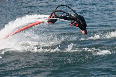 新ウォータースポーツ「フライボード」、ジェット噴射で水上高く