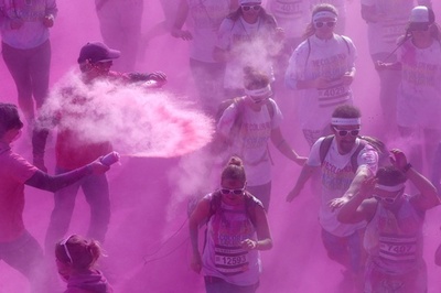 色粉まみれで駆け抜けろ、仏パリの「カラー・ラン」