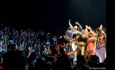 ユニクロと「コルテオ」がコラボイベント、カラフルに染まった一夜