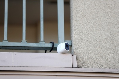 ゴーン被告、29日に一人で外出 東京の住宅の監視カメラ映像から