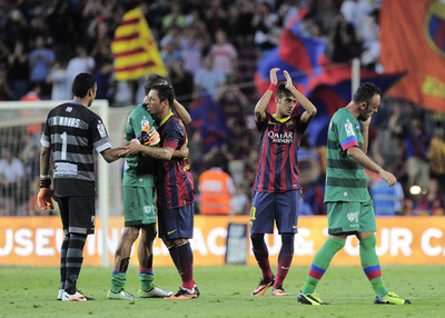 FCバルセロナ、開幕戦で7発大勝 ネイマールがデビュー