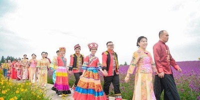 花の海の中で愛を誓う、12民族の58組が合同結婚式