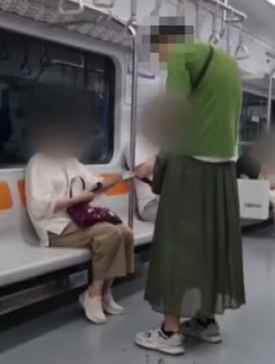 スカートをはいた大柄の男性、ソウル地下鉄で金銭を奪う…「私も見た」相次ぐ目撃談