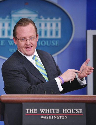 米大統領報道官の手のひらに買い物メモ、ペイリン氏のカンニングメモ皮肉る