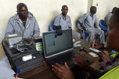 選挙控えたケニア、選管幹部が拷問死 電子投票システムの責任者