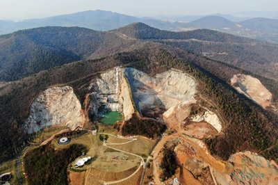 廃棄鉱山に緑が戻る、南京湯山鉱坑公園の華麗な変身