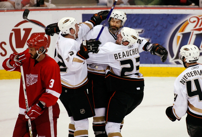 ＜06-07NHL プレーオフ＞ダックス レッドウィングスを降し対戦成績を五分に戻す - 米国