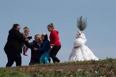 南ア山地に異例の大雪 ボンネットに雪だるま載せた車も
