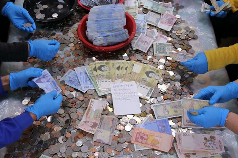 匿名の寄付者が金海空港の募金箱に残した現金110万ウォンと直筆の手紙＝大韓赤十字社提供(c)NEWSIS