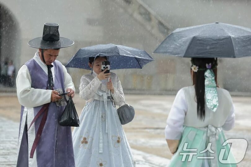 ソウル景福宮を訪れた外国人観光客(c)news1