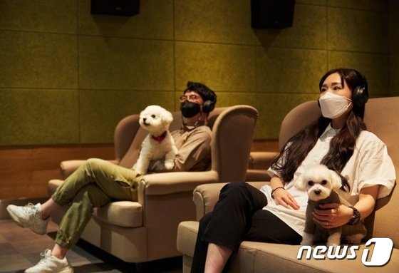 このほど開館したペット同伴専用映画館「パピーシネマ」（アナザーベイビー提供）(c)news1