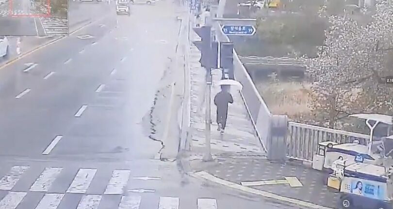 5日午前、韓国京畿道城南市盆唐区の亭子橋の歩道部分が崩壊する様子(c)news1