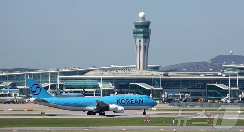 2025年9月、仁川国際空港で離陸のため滑走路を移動する大韓航空のB747-8i(c)news1