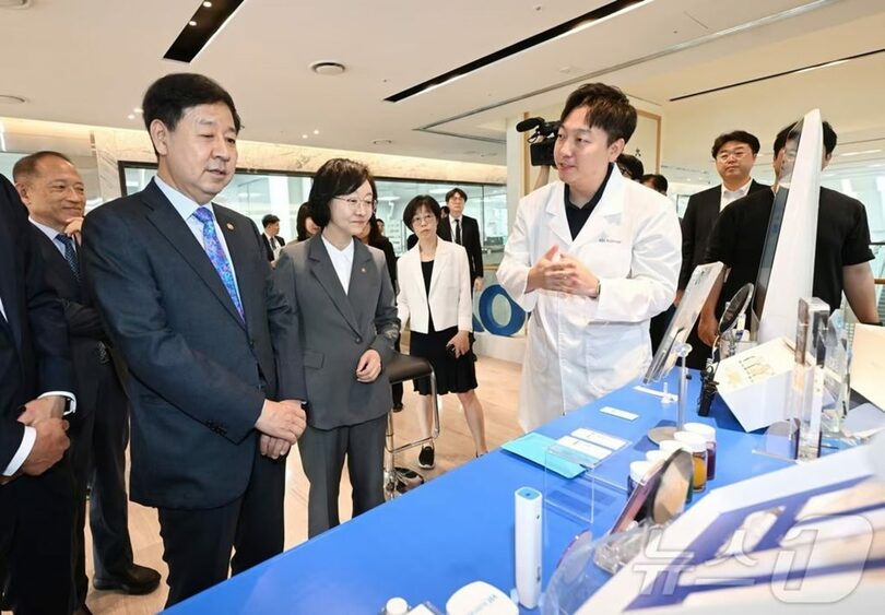 5月28日、ソウル市瑞草区のKビューティー製造企業、韓国コルマー総合技術院を視察するク・ユンチョル副首相兼企画財政相とオ・ユギョン食品医薬品安全処長＝企画財政省提供(c)news1