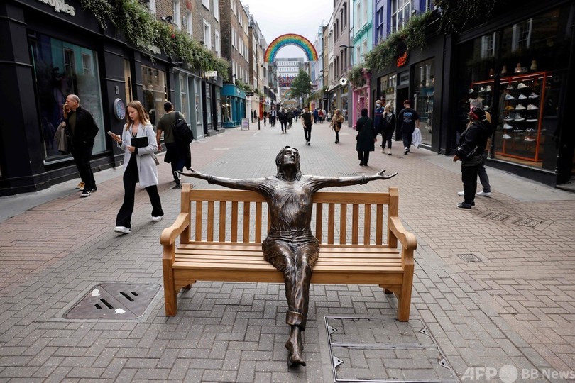 ジョン・レノンさんの彫像が座るベンチ、ロンドンに設置