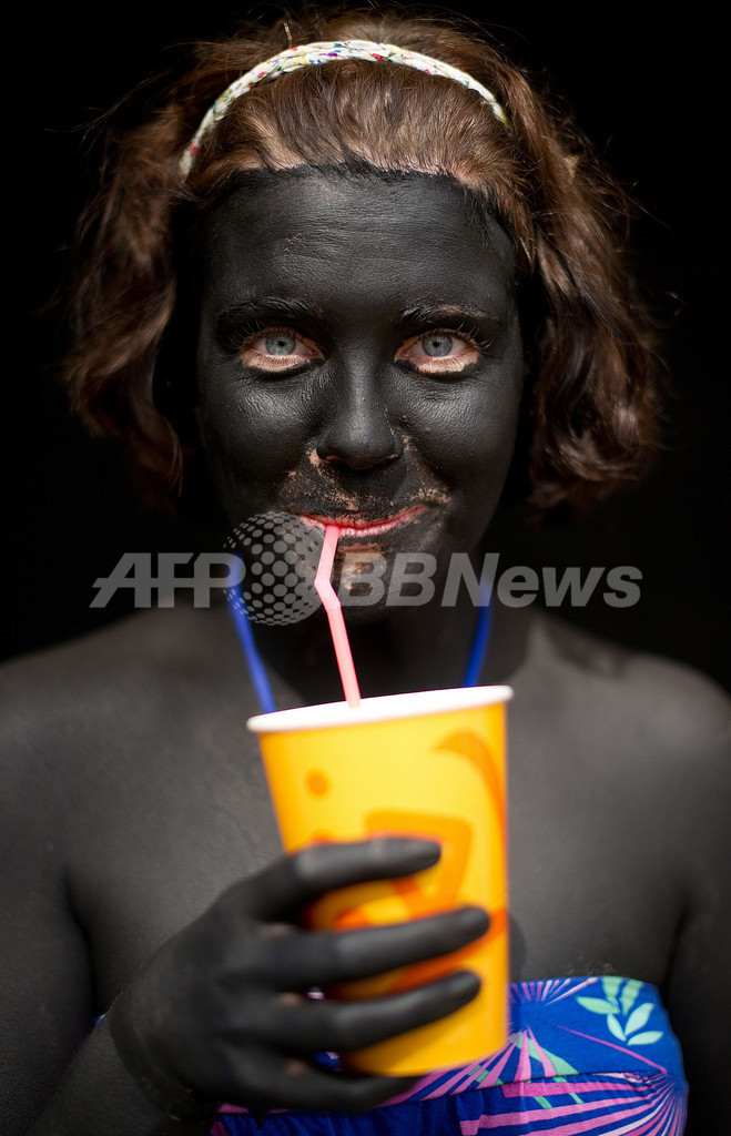 英野外フェス「ビッグ・チル」大盛況、集団ヌード撮影も