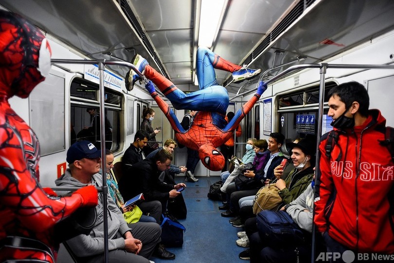 地下鉄にスパイダーマン現る 乗客は冷たい視線 ロシア 写真7枚 国際ニュース Afpbb News