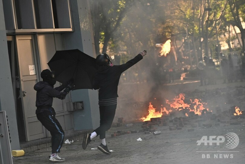 香港、大学周辺でデモ隊が火炎瓶 「実弾」使用やむを得ないと警察