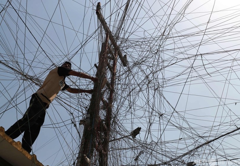 連日50度の酷暑で停電長期化、各地で抗議デモ イラク