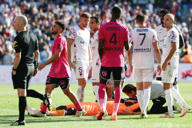GKの足元で爆竹爆発 中止の一戦は再試合に 仏サッカー1部
