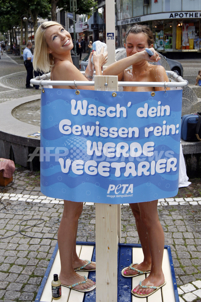 街頭シャワーで肉食による水の大量消費に抗議、PETA