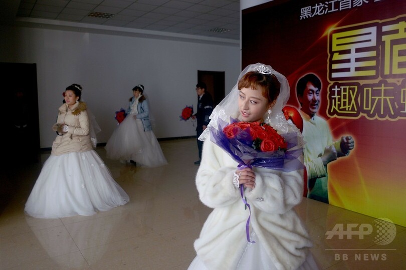 氷雪像に映える純白の花嫁、「ハルビン国際氷雪祭」で結婚式