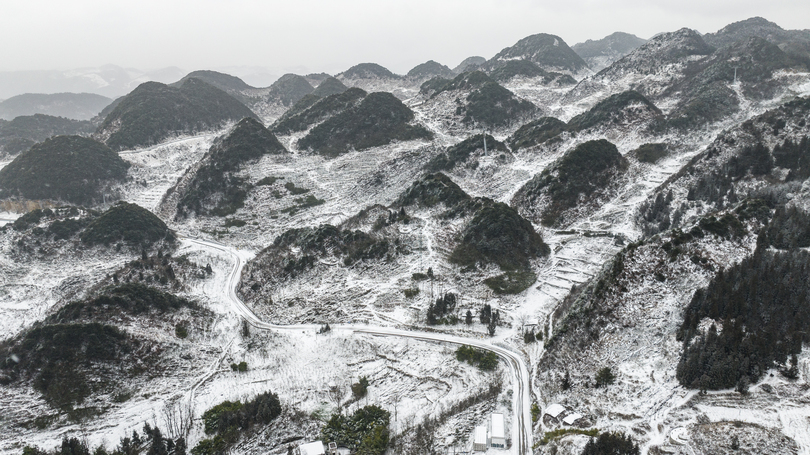 白い山々、幻想的な雪景色　中国貴州省