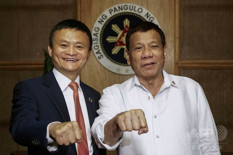 ASEANで比訪問の各国首脳、ドゥテルテ大統領とのポーズで困惑！？