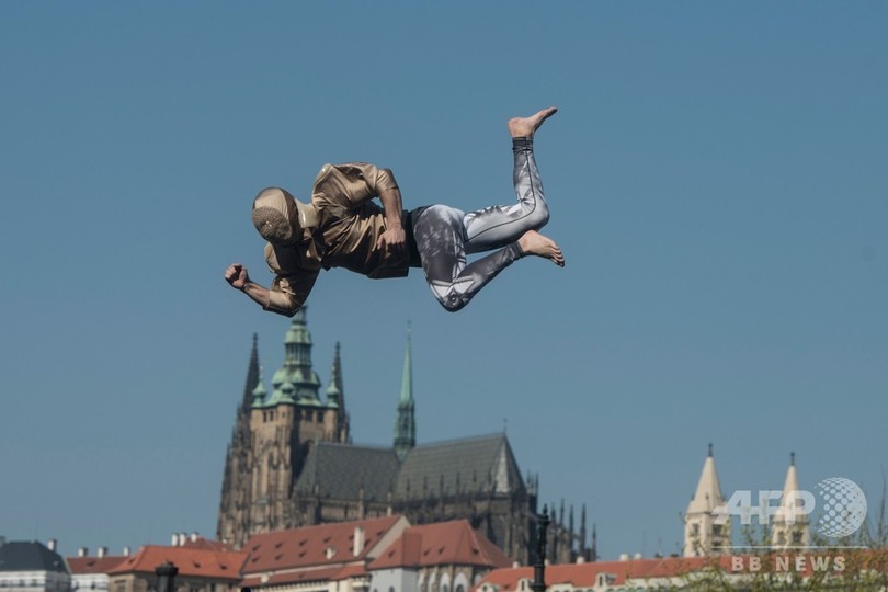 まるで空飛ぶヒーロー トランポリンで青空満喫 チェコ 写真8枚 国際ニュース Afpbb News
