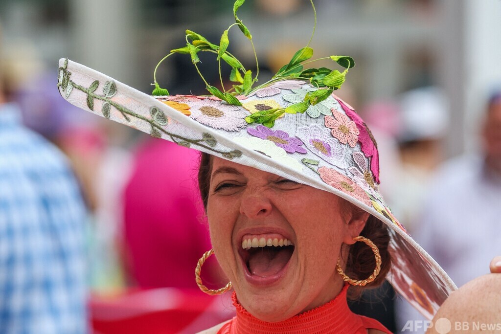 ケンタッキーダービー前日、ファンが華やかな装いで来場 写真30枚 国際ニュース:AFPBB News