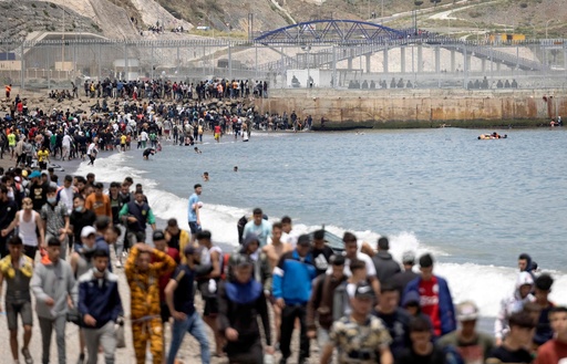 スペイン領セウタに移民8千人殺到 モロッコとの対立深まる 写真13枚 国際ニュース Afpbb News