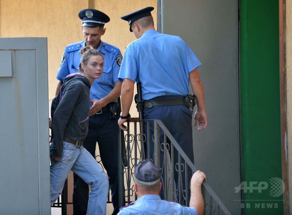 トップレス抗議の権利団体「FEMEN」創設メンバーが死亡、自殺か 仏パリ トップレス抗議の権利団体「FEMEN」創設メンバーが死亡、自殺か 仏パリ