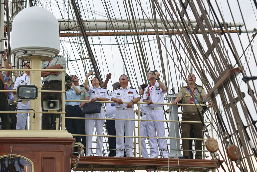 35カ国の中国駐在武官、海軍大連艦艇学院を訪問 写真4枚 国際ニュース：AFPBB News