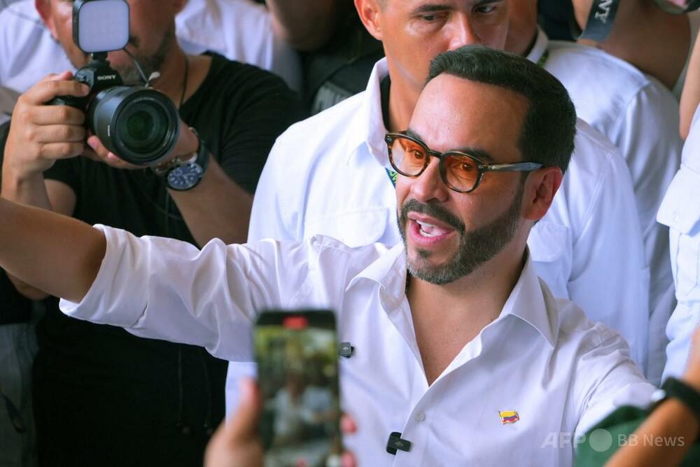 コロンビア大統領選の右派候補、女性記者に「股間の膨らみ写真」見せて執拗にコメント要求