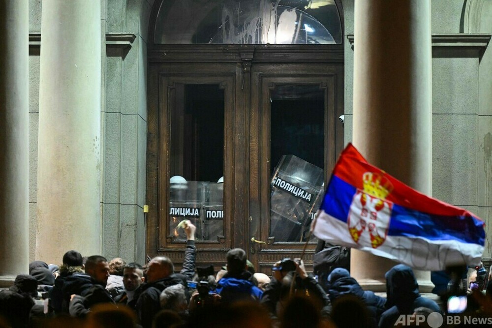 セルビアの選挙不正訴えるデモ、西側による「不安定化の試み」 ロシア 写真20枚 国際ニュース：AFPBB News