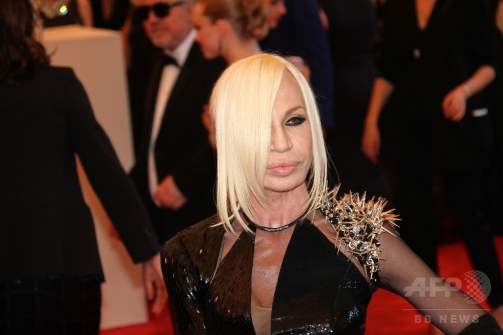 ドナテラ・ヴェルサーチ、ダイアナ英元妃の着用したドレスを寄贈