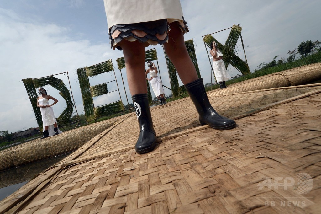 ファッションショーにガスマスク、環境破壊を告発 インドネシア