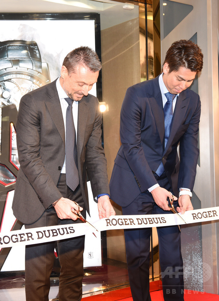 高級時計「ロジェ デュブイ」銀座に日本初の旗艦店、前田健太ら祝福