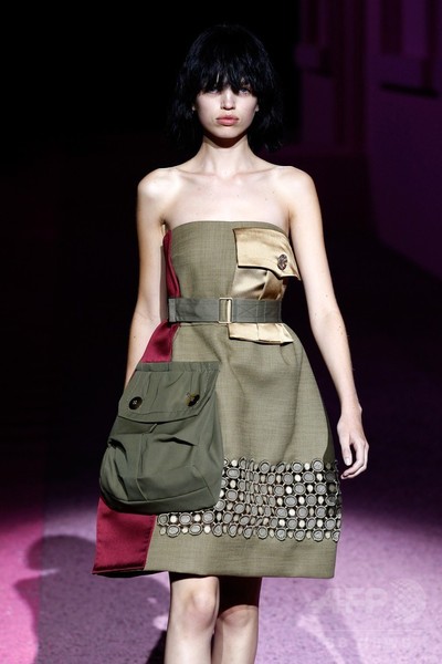 制服がコンセプト、「マーク ジェイコブス」15年春夏