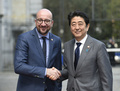 ベルギーのシャルル・ミシェル首相（当時）と握手を交わす安倍晋三元首相（2016年5月3日撮影）。(c)JOHN THYS / AFP
