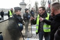 仏パリのシャンゼリゼ通りで行われた「ジレ・ジョーヌ（黄色いベスト）」運動のデモで、警官と話をする参加者（2018年12月22日撮影）。(c)Zakaria ABDELKAFI / AFP