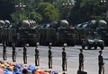 中国・北京の天安門広場で行われた抗日戦争勝利70年を記念する軍事パレードに登場した新型対艦弾道ミサイル「DF-21D」（2015年9月3日撮影）。(c)AFP/GREG BAKER