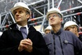 仏パリのノートルダム大聖堂の再建工事現場を視察したエマニュエル・マクロン大統領（左、2023年12月8日撮影）。(c)SARAH MEYSSONNIER / POOL / AFP