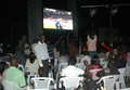 ウガンダ首都カンパラ（Kampala）のエチオピア料理店で、爆弾が爆発する前、2010年サッカーW杯南アフリカ大会（2010 World Cup）決勝戦観戦を楽しむ人々（2010年7月11日撮影）。(c)AFP