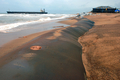 インド・ゴア（Goa）の海岸に浸食被害防止のため設置された「ジオチューブ（Geotube）」（2009年7月27日撮影）。(c)AFP