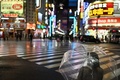 緊急事態宣言によって人けが少なくなった東京・新宿（2020年4月11日撮影）。(c)Charly TRIBALLEAU / AFP