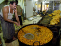 2007年10月13日、パキスタンのカラチ（Karachi）で、ラマダン（Ramadan）明けの祭り「イード・アル・フィトル（Eid-al-Fitr）」を迎える前に祭り用のお菓子を作る男性。(c)AFP/Asif HASSAN