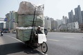 中国・上海市でポリスチレンを運ぶ男性（2016年3月28日撮影）。(c)AFP PHOTO / JOHANNES EISELE